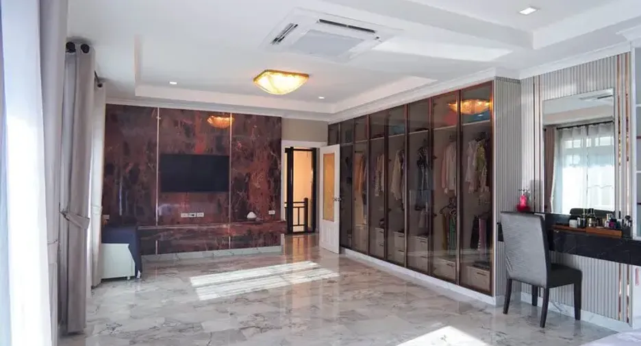 For sale 5 bedrooms villa in East Pattaya, Pattaya