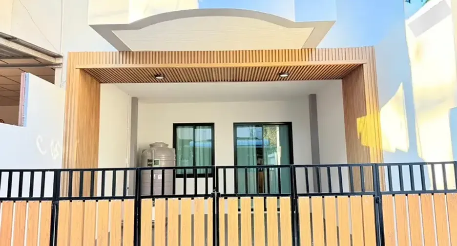 For sale 3 bedrooms townhouse in East Pattaya, Pattaya
