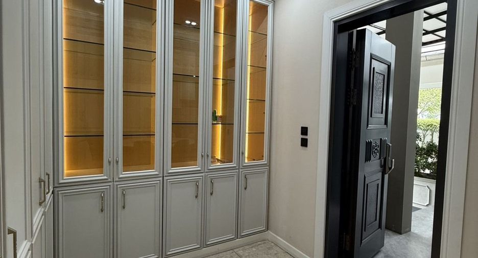 For rent 6 bedrooms house in Mueang Samut Prakan, Samut Prakan