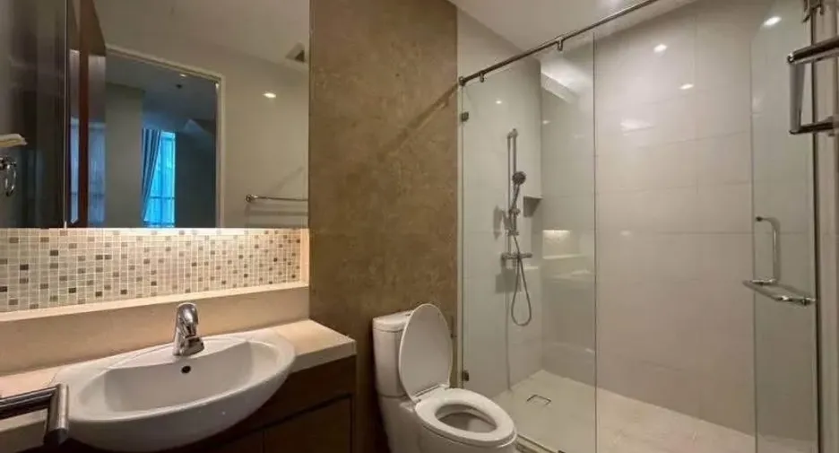For rent 3 bedrooms condo in Khlong Toei, Bangkok