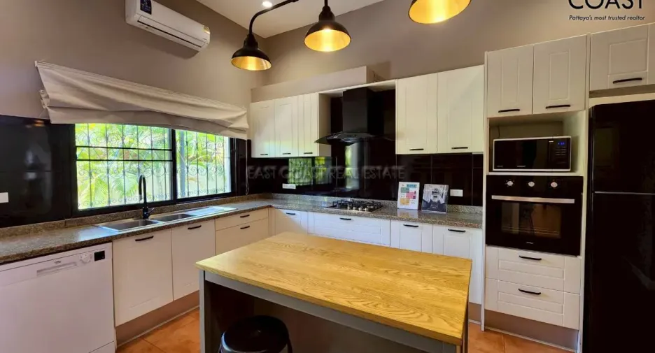 For rent and for sale 4 bedrooms house in Bang Lamung, Chonburi