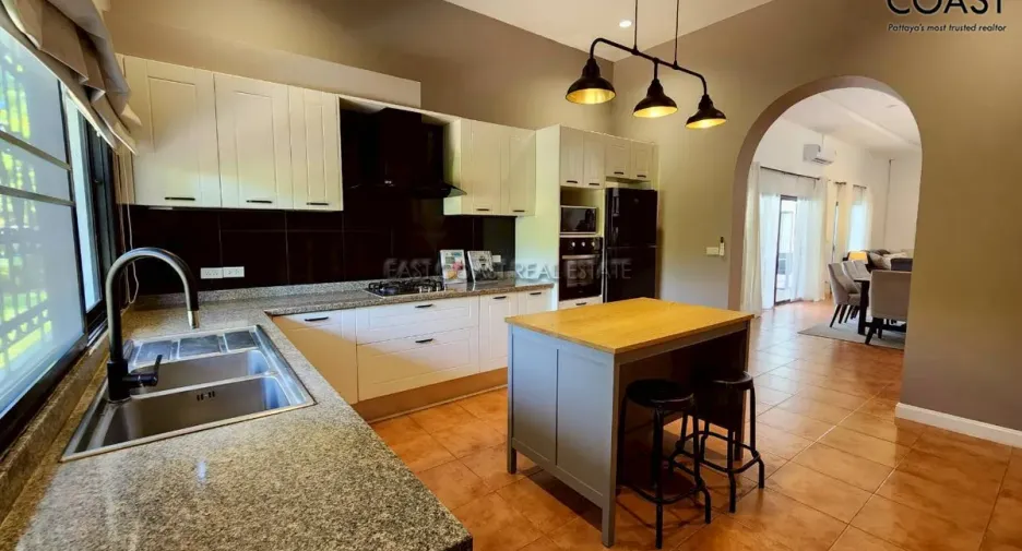 For rent and for sale 4 bedrooms house in Bang Lamung, Chonburi