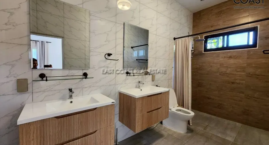 For rent and for sale 4 bedrooms house in Bang Lamung, Chonburi
