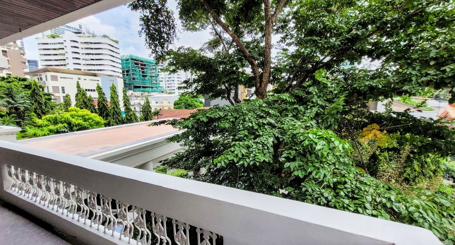 For rent 3 bedrooms condo in Khlong Toei, Bangkok