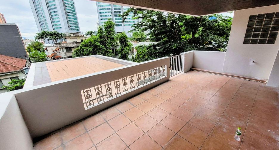 For rent 3 bedrooms condo in Khlong Toei, Bangkok