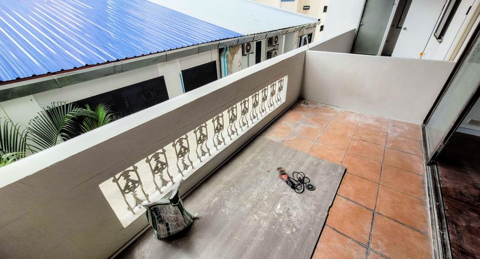 For rent 3 bedrooms condo in Khlong Toei, Bangkok