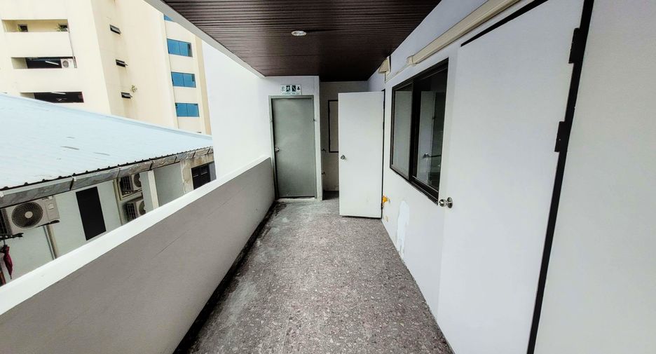 For rent 3 bedrooms condo in Khlong Toei, Bangkok