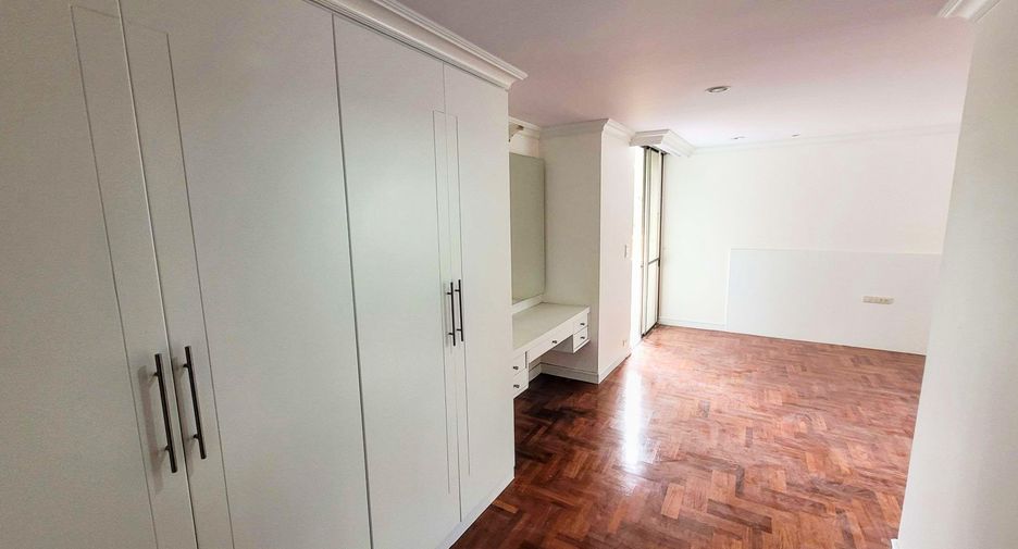For rent 3 bedrooms condo in Khlong Toei, Bangkok