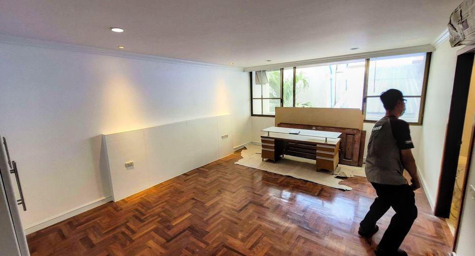 For rent 3 bedrooms condo in Khlong Toei, Bangkok