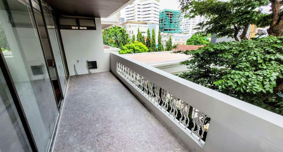 For rent 3 bedrooms condo in Khlong Toei, Bangkok