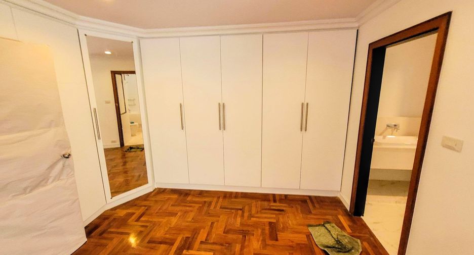 For rent 3 bedrooms condo in Khlong Toei, Bangkok