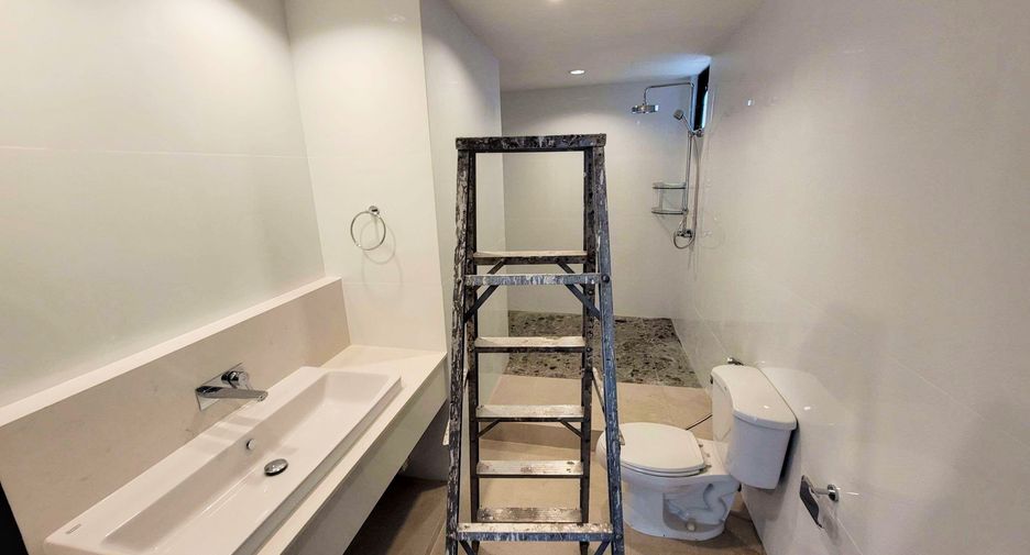 For rent 3 bedrooms condo in Khlong Toei, Bangkok