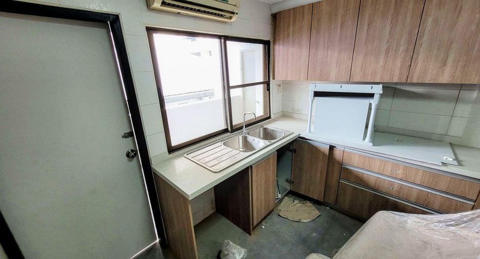 For rent 3 bedrooms condo in Khlong Toei, Bangkok