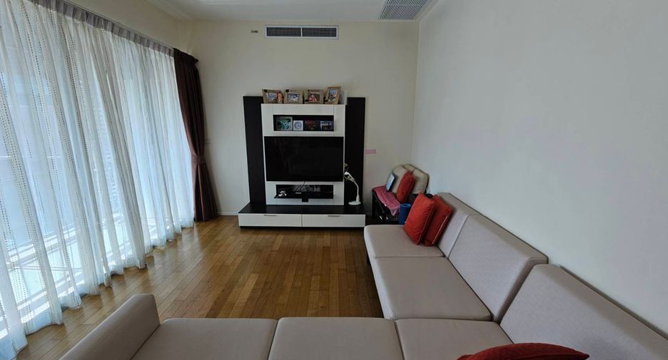 For rent 3 bedrooms condo in Khlong Toei, Bangkok