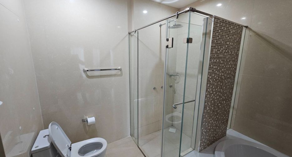 For rent 3 bedrooms condo in Khlong Toei, Bangkok