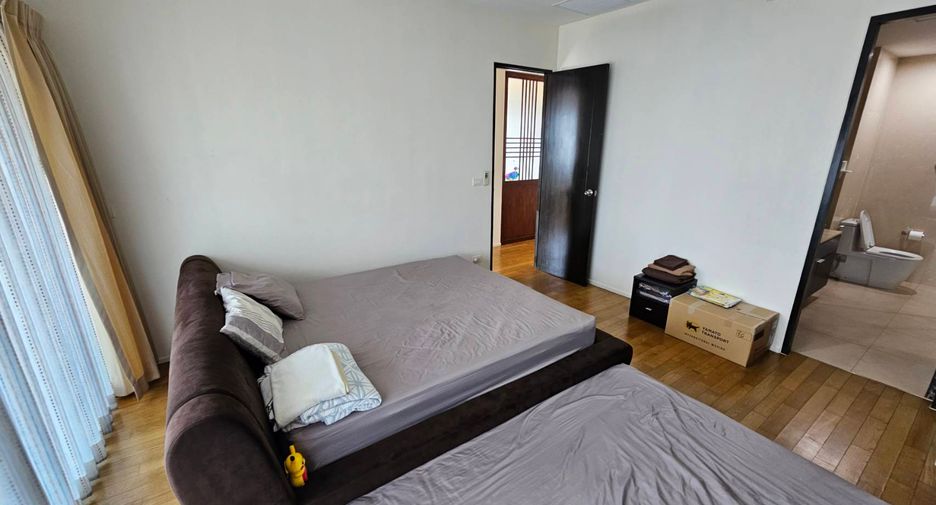 For rent 3 bedrooms condo in Khlong Toei, Bangkok