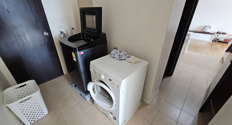 For rent 3 bedrooms condo in Khlong Toei, Bangkok