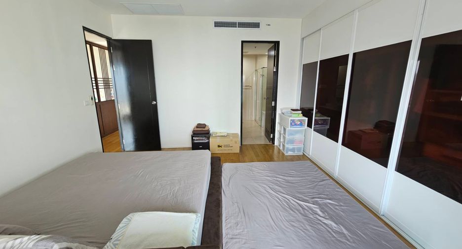 For rent 3 bedrooms condo in Khlong Toei, Bangkok