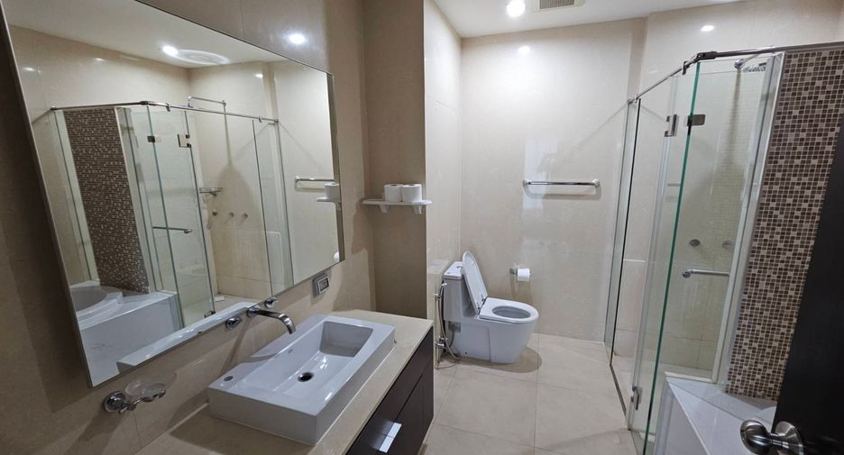 For rent 3 bedrooms condo in Khlong Toei, Bangkok