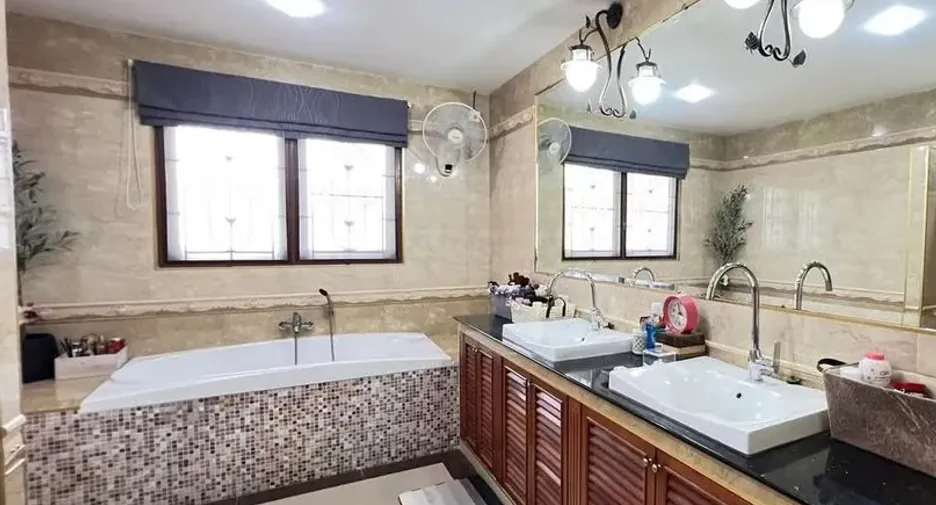 Villa en venta de 4 habitaciones en Huay Yai, Pattaya