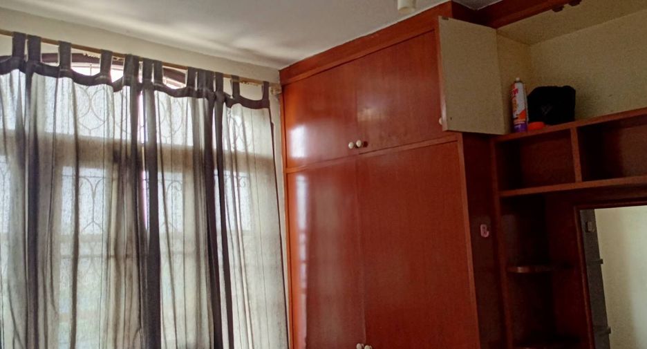 For rent 4 bedrooms townhouse in Wang Thonglang, Bangkok