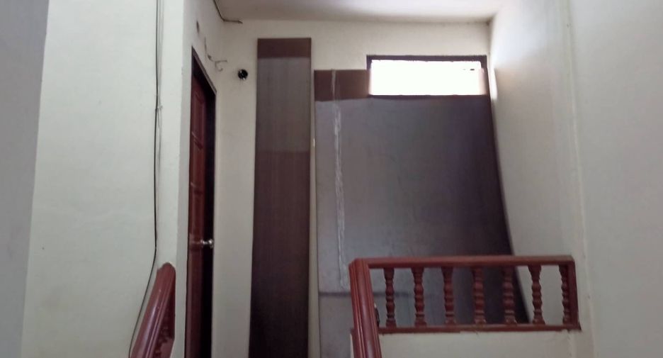 For rent 4 bedrooms townhouse in Wang Thonglang, Bangkok