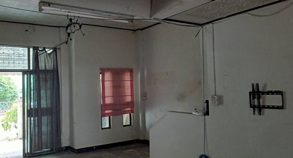 For rent 4 bedrooms townhouse in Wang Thonglang, Bangkok