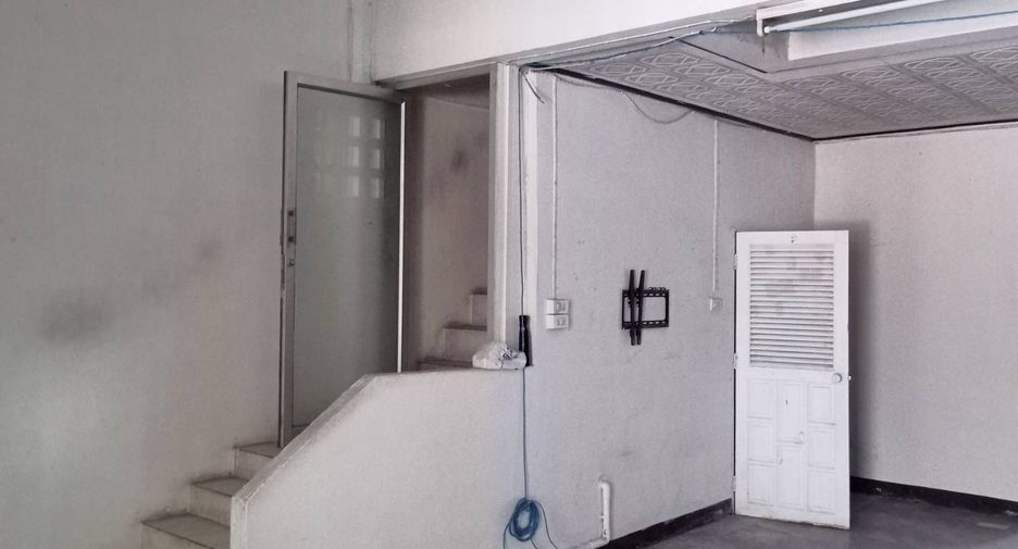 For rent 4 bedrooms townhouse in Wang Thonglang, Bangkok
