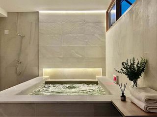 For rent 5 bedrooms townhouse in Watthana, Bangkok