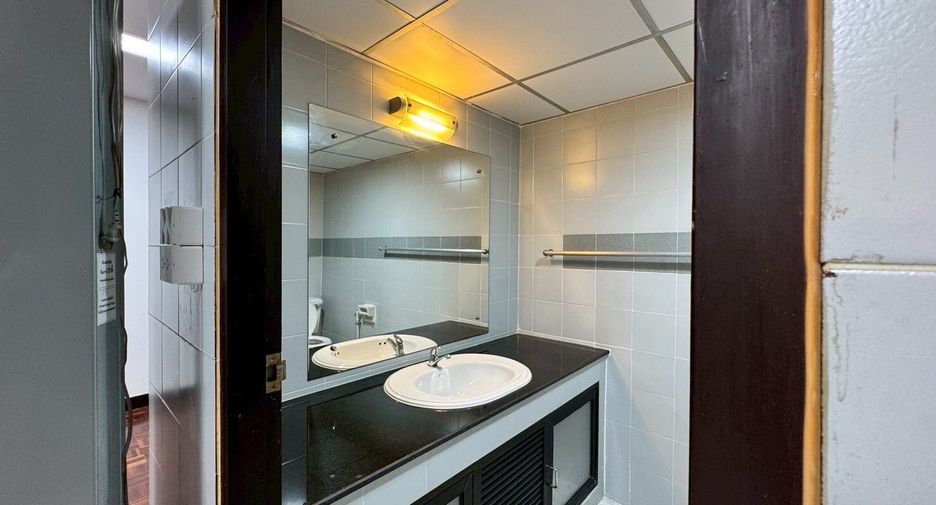 À louer 3 chambres condo à Khlong Toei, Bangkok