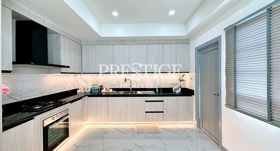 For sale 4 bedrooms house in East Pattaya, Pattaya