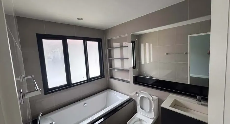 For rent 4 bedrooms house in Lam Luk Ka, Pathum Thani