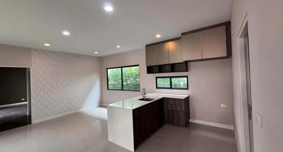 For rent 4 bedrooms house in Lam Luk Ka, Pathum Thani