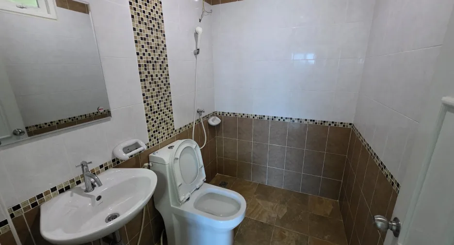 For rent 4 bedrooms townhouse in Ban Chang, Rayong