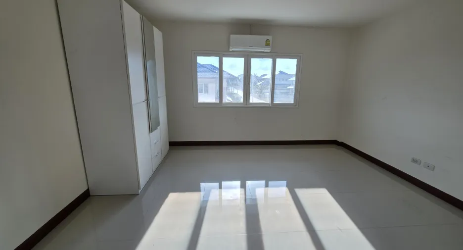 For rent 4 bedrooms townhouse in Ban Chang, Rayong