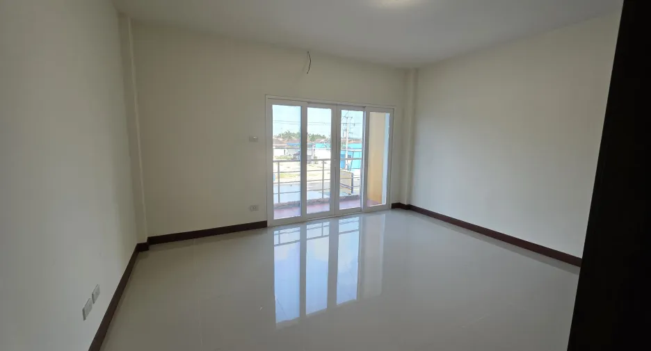 For rent 4 bedrooms townhouse in Ban Chang, Rayong