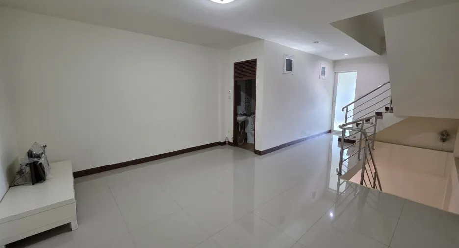 For rent 4 bedrooms townhouse in Ban Chang, Rayong