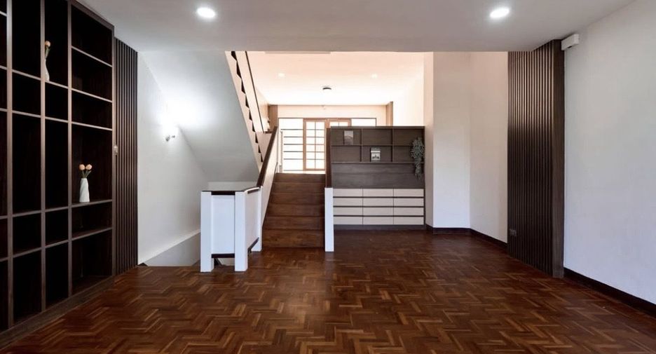 For sale 4 bedrooms townhouse in Mueang Chiang Mai, Chiang Mai