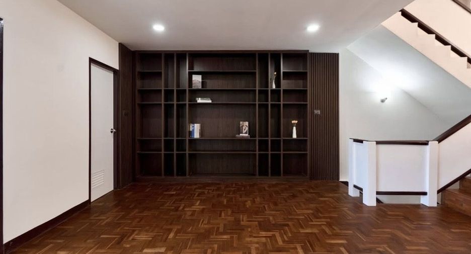 For sale 4 bedrooms townhouse in Mueang Chiang Mai, Chiang Mai