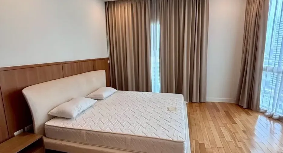 For rent 3 bedrooms condo in Khlong Toei, Bangkok