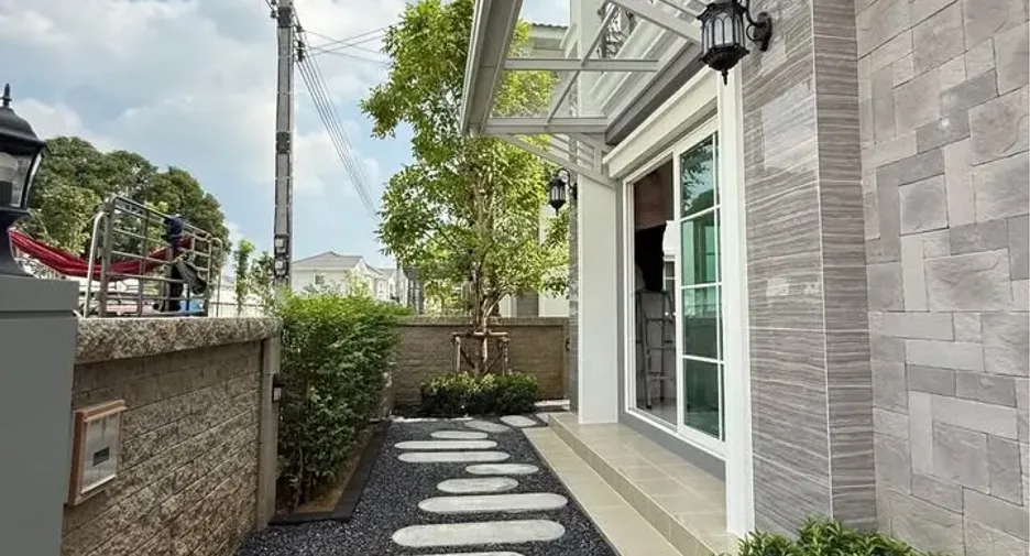 For rent 4 bedrooms house in Mueang Samut Prakan, Samut Prakan
