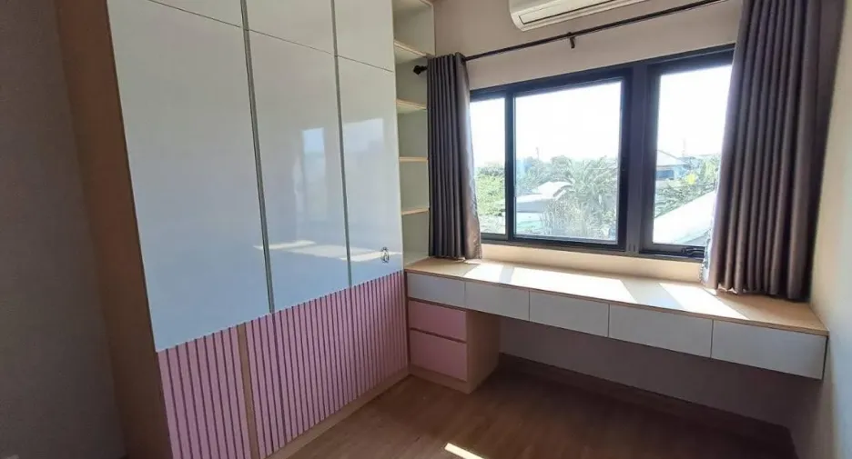 For rent 4 bedrooms townhouse in Bang Kapi, Bangkok