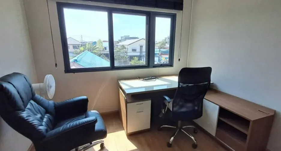 For rent 4 bedrooms townhouse in Bang Kapi, Bangkok