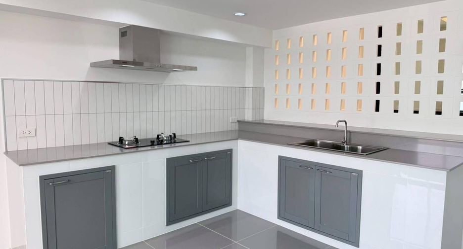 For sale 4 bedrooms house in Phra Khanong, Bangkok