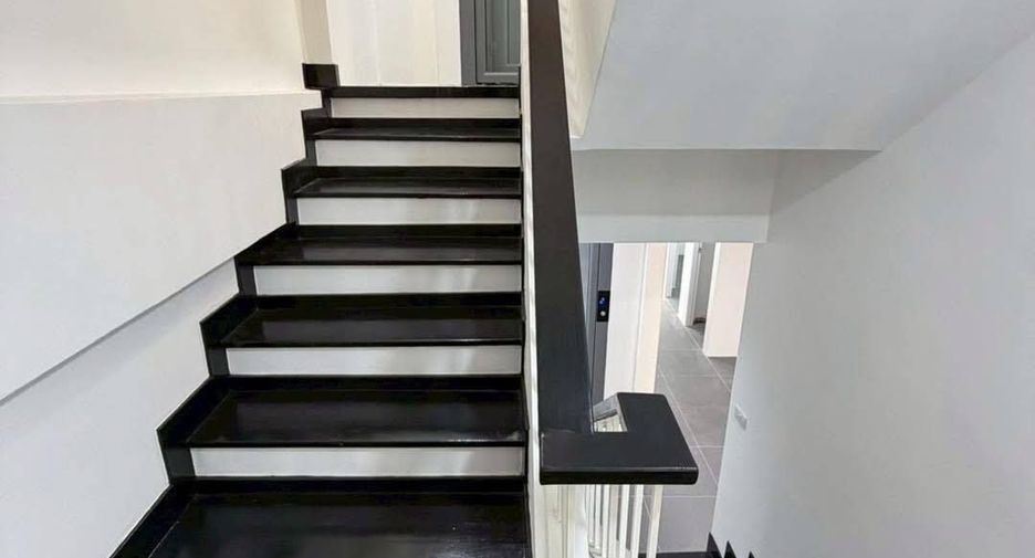 For sale 4 bedrooms house in Phra Khanong, Bangkok