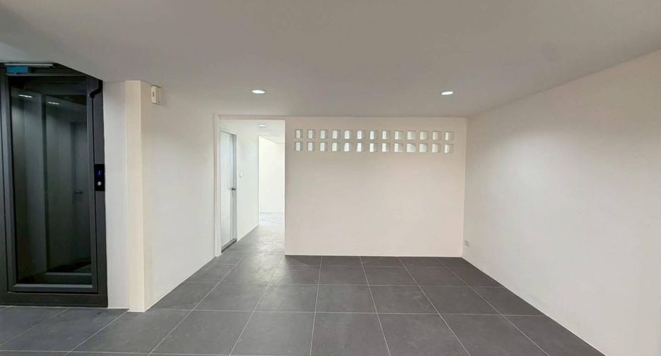 For sale 4 bedrooms house in Phra Khanong, Bangkok