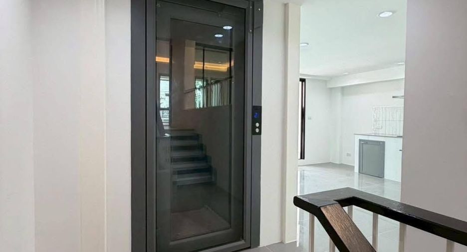 For sale 4 bedrooms house in Phra Khanong, Bangkok