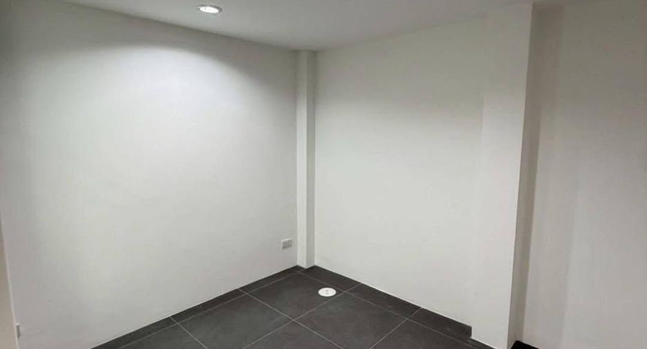 For sale 4 bedrooms house in Phra Khanong, Bangkok
