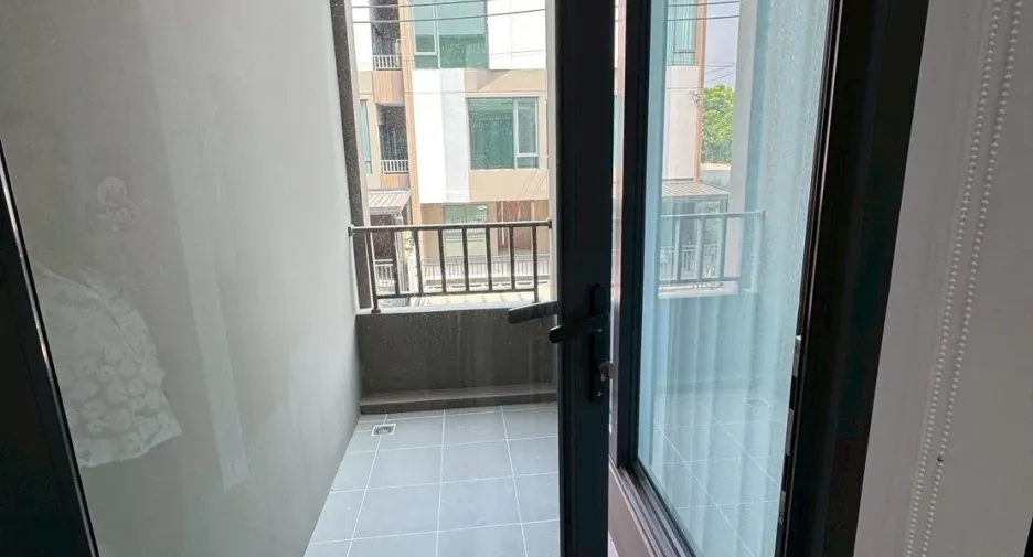 For rent 3 bedrooms townhouse in Bang Kapi, Bangkok