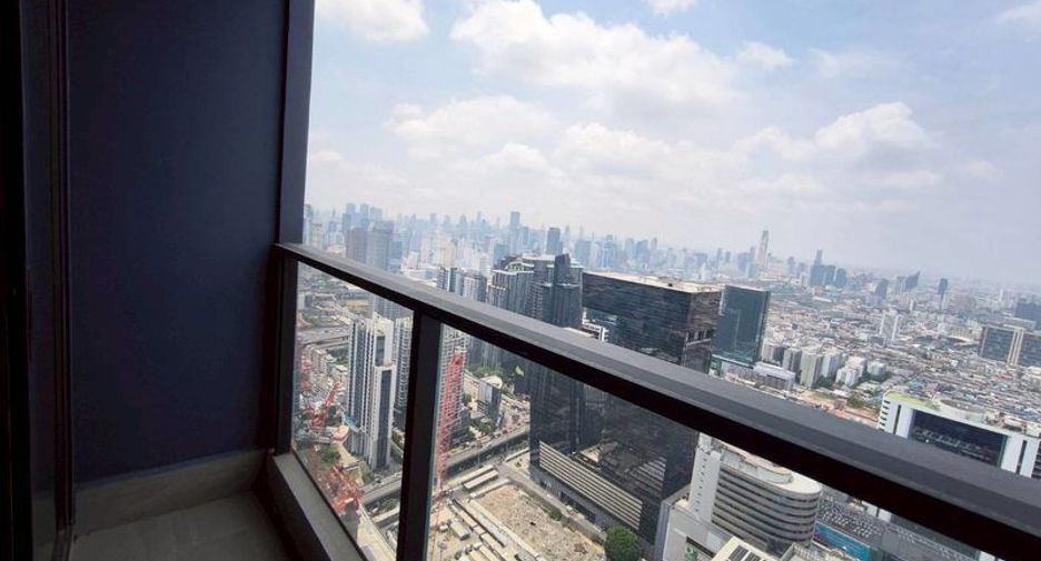 For rent 2 bedrooms condo in Huai Khwang, Bangkok